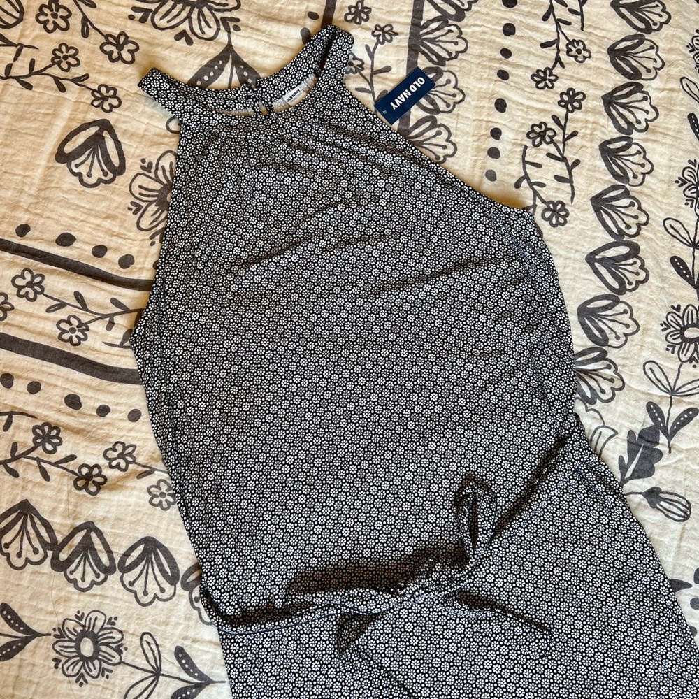 Old Navy Fitted Halter Dress. Size S. Black floral print.